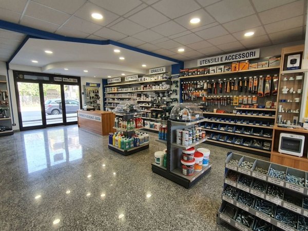 locale commerciale in vendita ad Avezzano in zona Caruscino