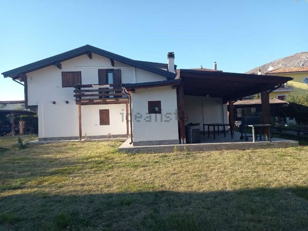 casa indipendente in vendita ad Avezzano in zona San Pelino