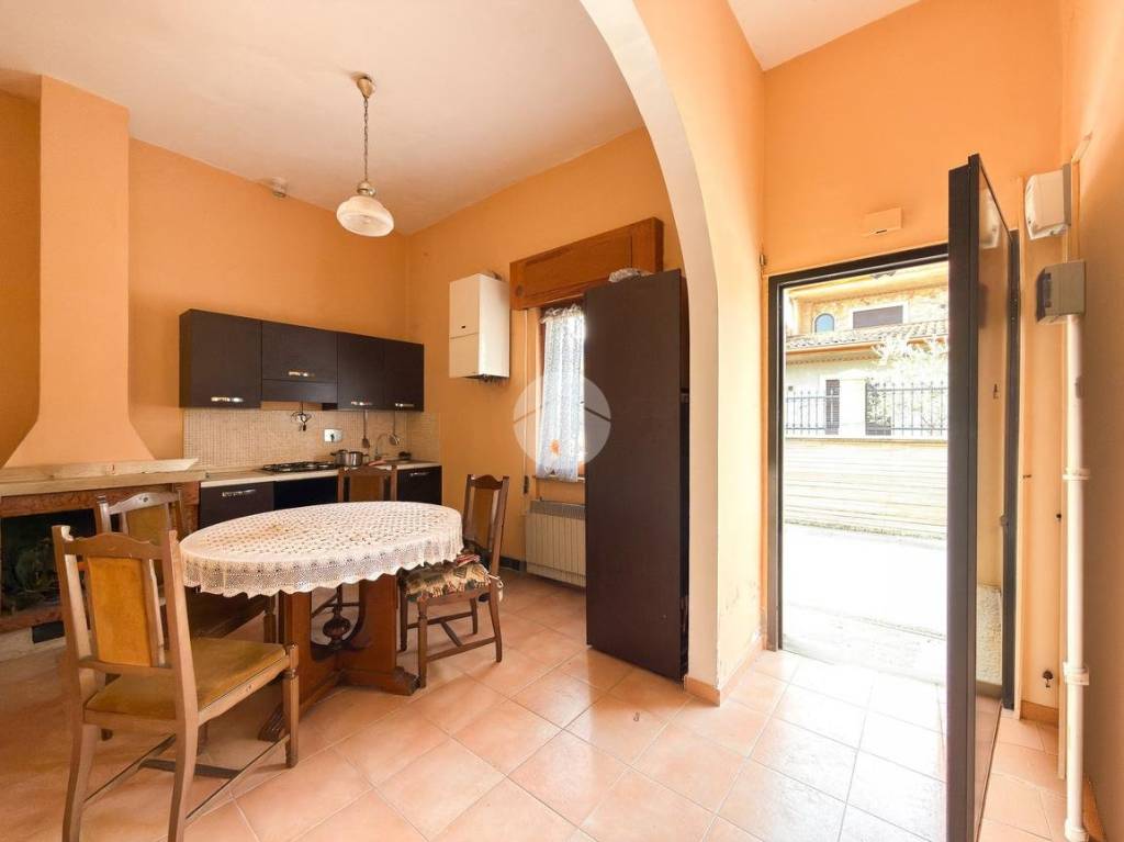 casa indipendente in vendita ad Avezzano in zona San Pelino