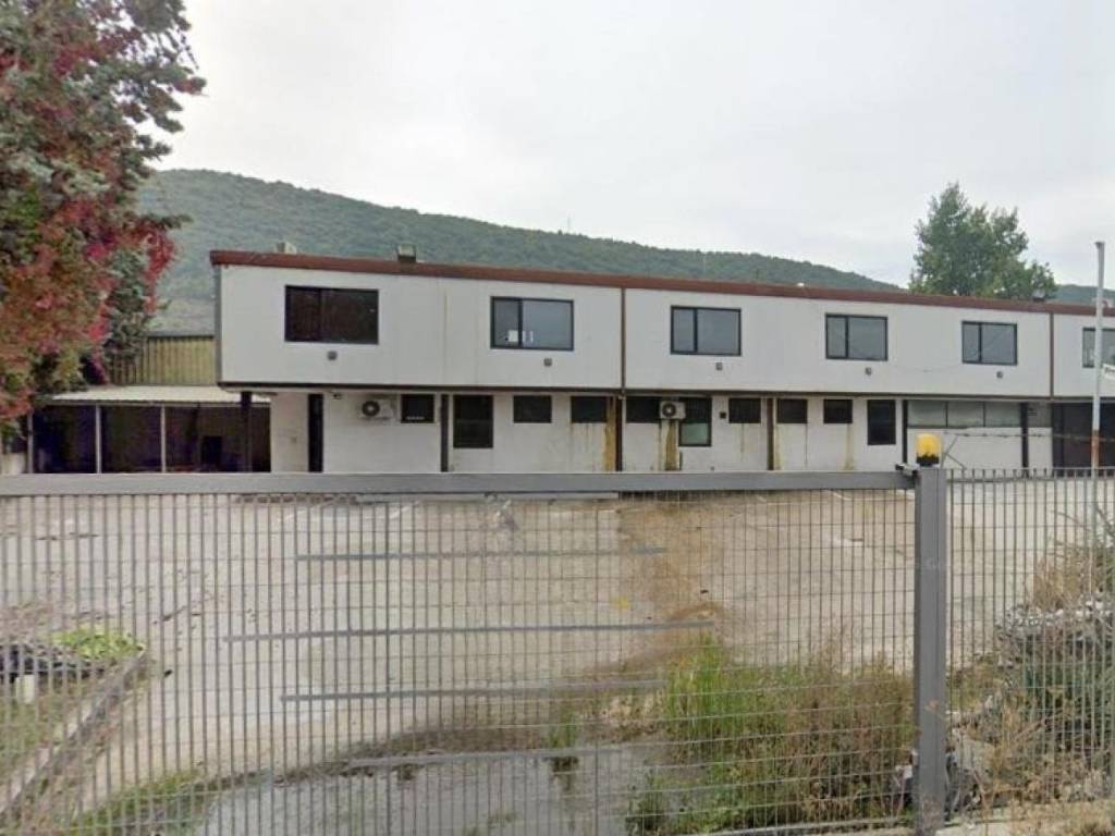 capannone in vendita ad Avezzano in zona Incile