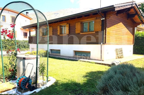 casa indipendente in vendita ad Avezzano in zona San Pelino