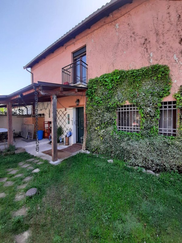 casa indipendente in vendita ad Avezzano in zona San Pelino