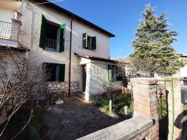 casa indipendente in vendita ad Avezzano in zona Caruscino