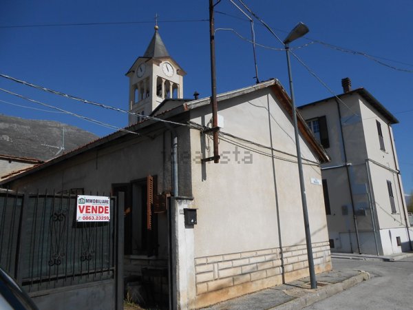 casa indipendente in vendita ad Avezzano in zona San Pelino