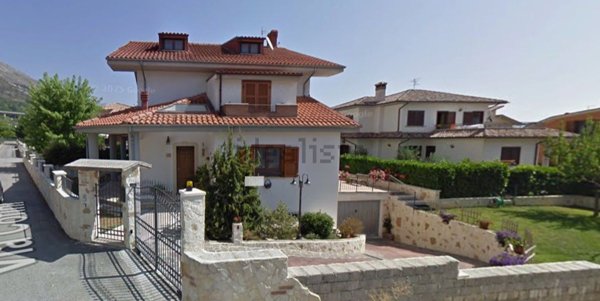 casa indipendente in vendita ad Avezzano in zona San Pelino