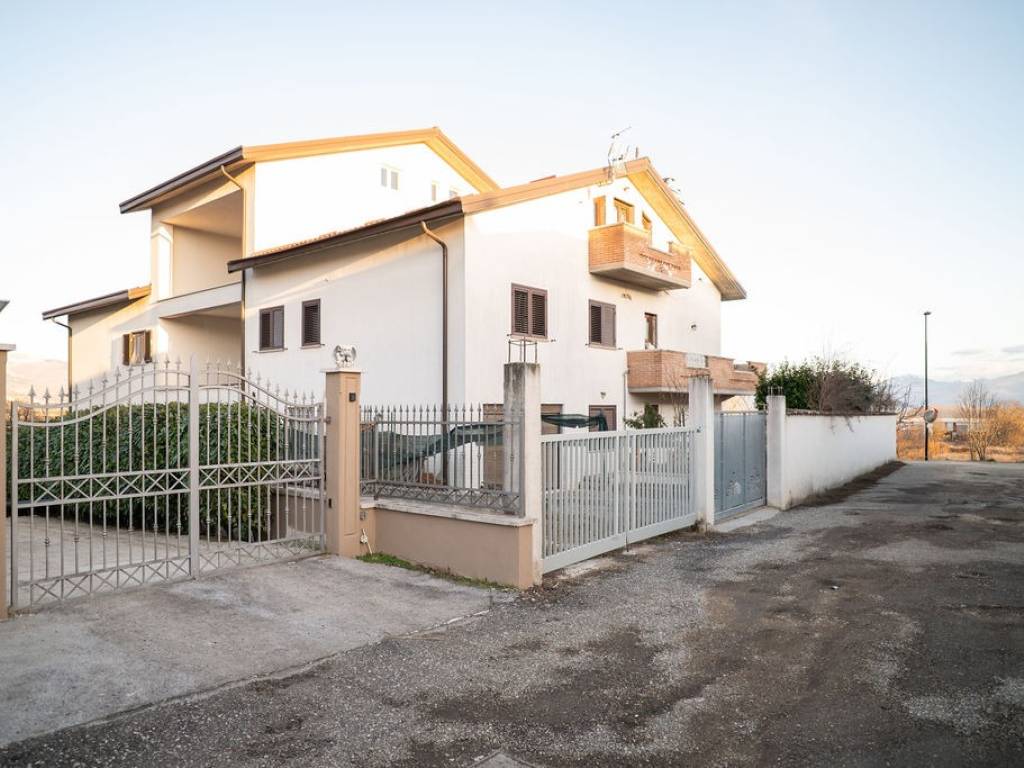 casa indipendente in vendita ad Avezzano in zona San Pelino