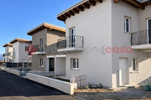 casa indipendente in vendita ad Avezzano in zona Caruscino