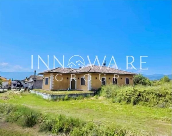 casa indipendente in vendita ad Avezzano in zona Paterno