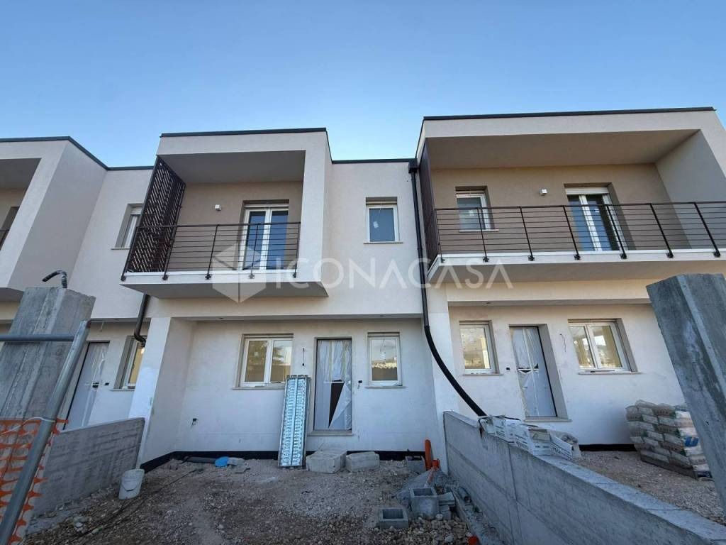 casa indipendente in vendita ad Avezzano in zona Caruscino