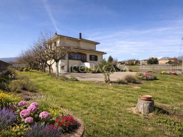 casa indipendente in vendita ad Avezzano in zona Caruscino