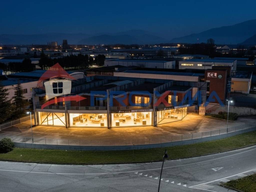 negozio in vendita ad Avezzano in zona Incile