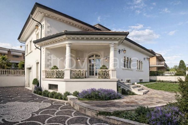 casa indipendente in vendita ad Avezzano in zona Caruscino