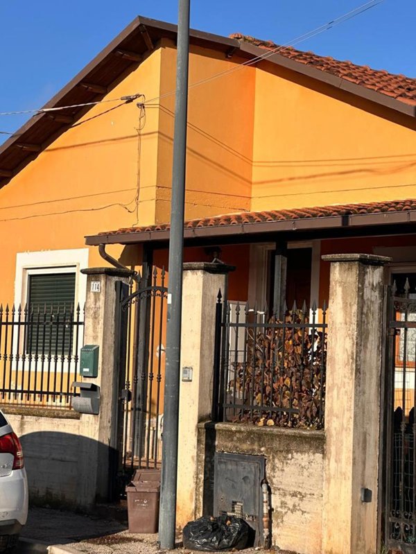 casa indipendente in vendita ad Avezzano in zona Caruscino