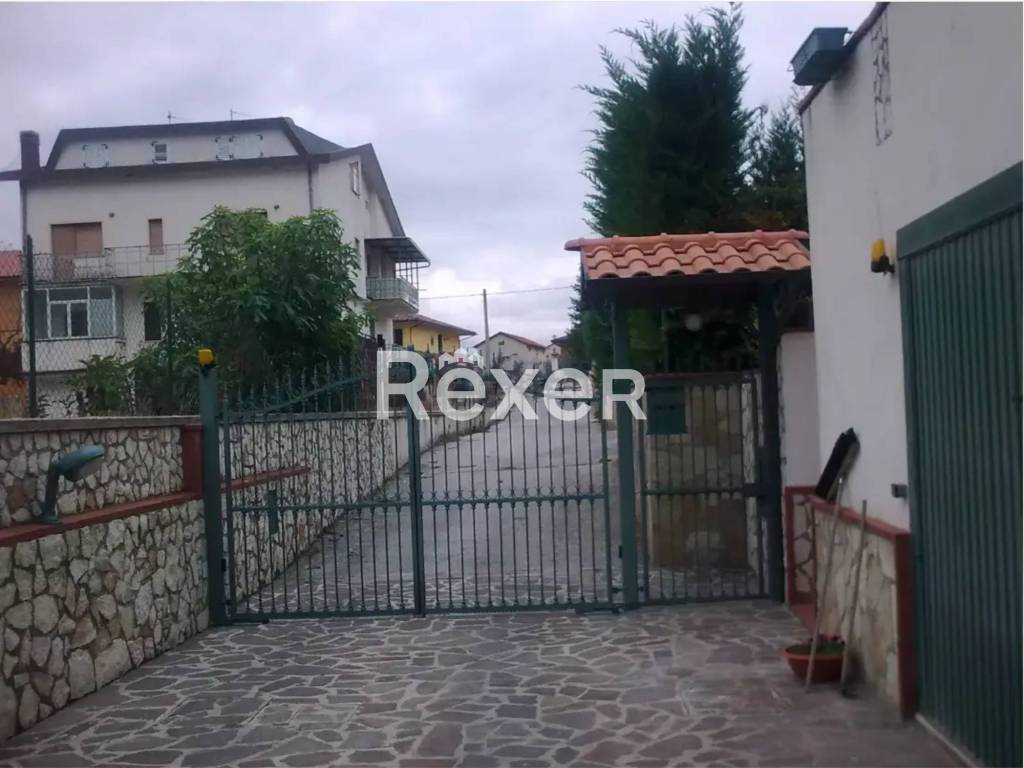 casa indipendente in vendita ad Avezzano in zona San Pelino