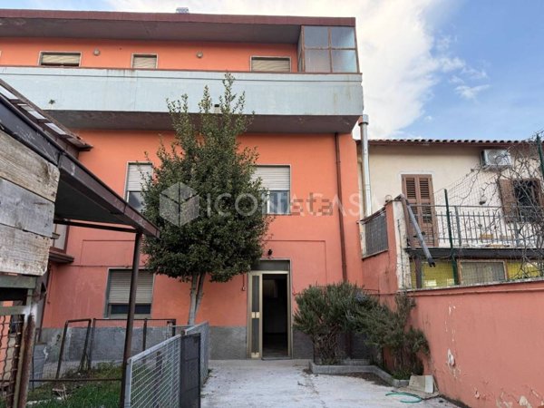 casa indipendente in vendita ad Avezzano in zona San Pelino