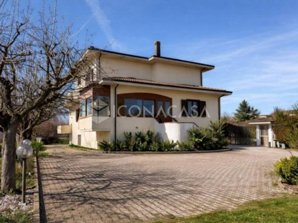 casa indipendente in vendita ad Avezzano in zona Caruscino