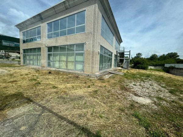 locale commerciale in vendita ad Avezzano in zona Incile