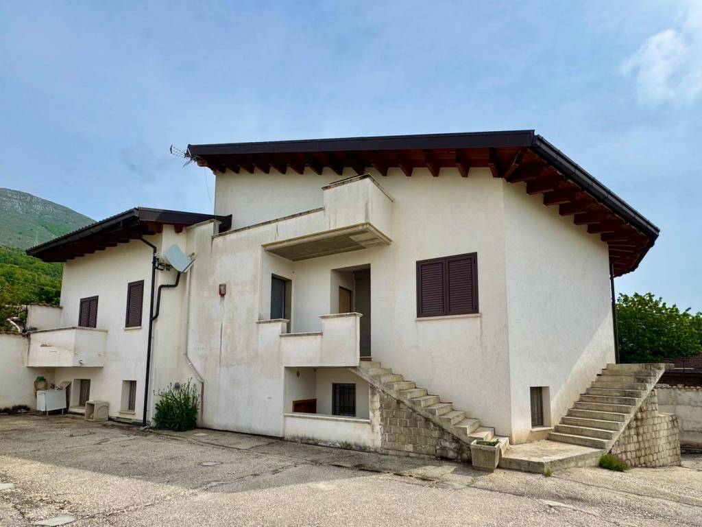 casa indipendente in vendita ad Avezzano in zona San Pelino