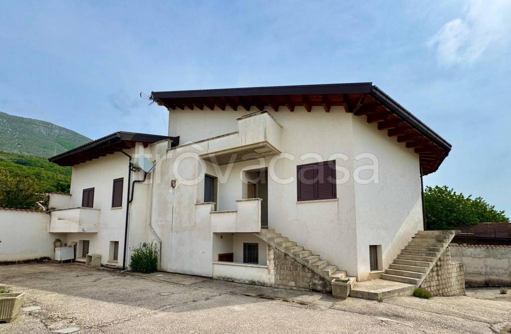 casa indipendente in vendita ad Avezzano in zona San Pelino