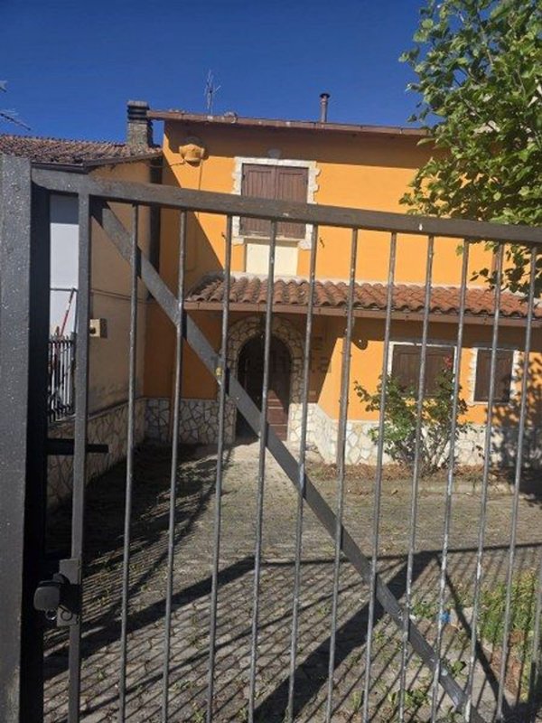 casa indipendente in vendita ad Avezzano in zona Paterno