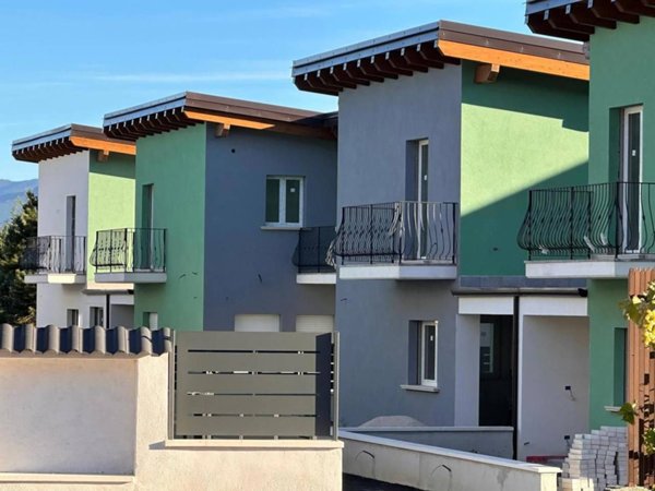 casa indipendente in vendita ad Avezzano in zona Caruscino