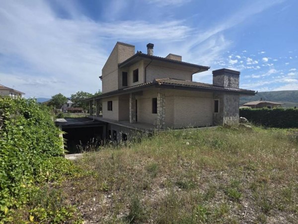 casa indipendente in vendita ad Avezzano