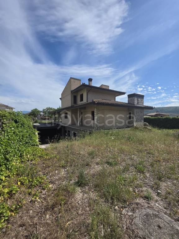 casa indipendente in vendita ad Avezzano in zona Incile