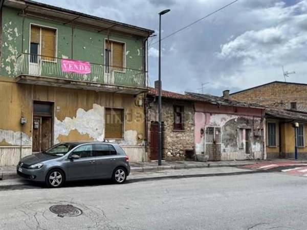 casa indipendente in vendita ad Avezzano in zona Caruscino