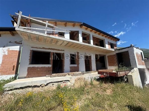 casa indipendente in vendita ad Avezzano in zona San Pelino