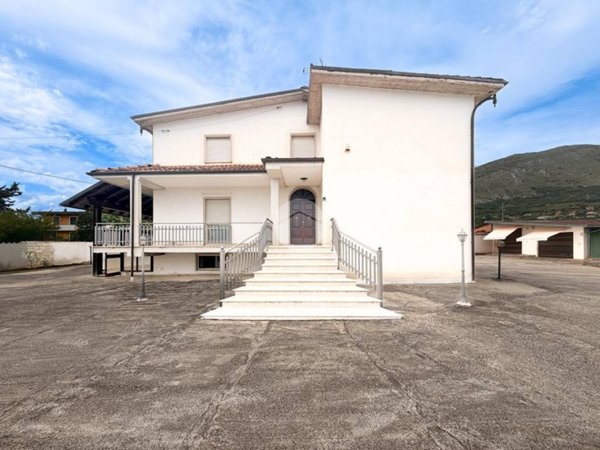 casa indipendente in vendita ad Avezzano in zona San Pelino