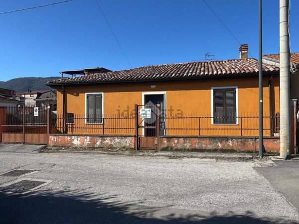 casa indipendente in vendita ad Avezzano in zona Caruscino