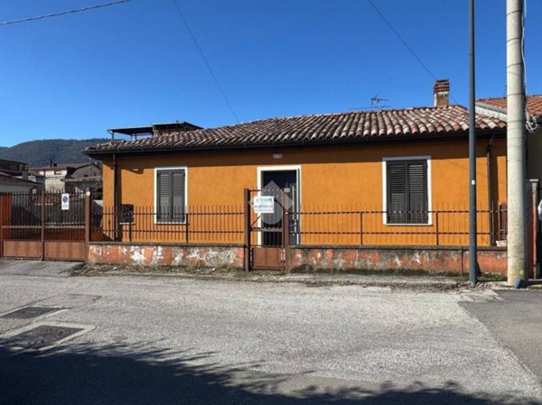 casa indipendente in vendita ad Avezzano in zona Caruscino