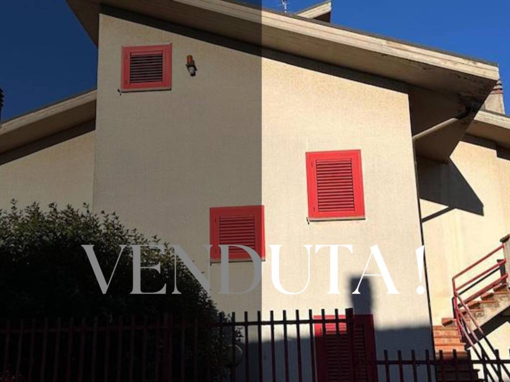 casa indipendente in vendita ad Avezzano in zona Caruscino