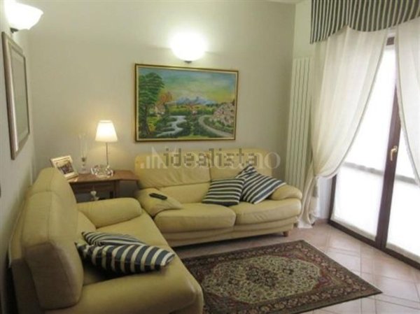 casa indipendente in vendita ad Avezzano in zona Caruscino