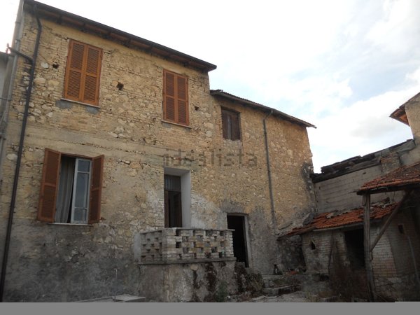 casa indipendente in vendita ad Avezzano in zona Caruscino