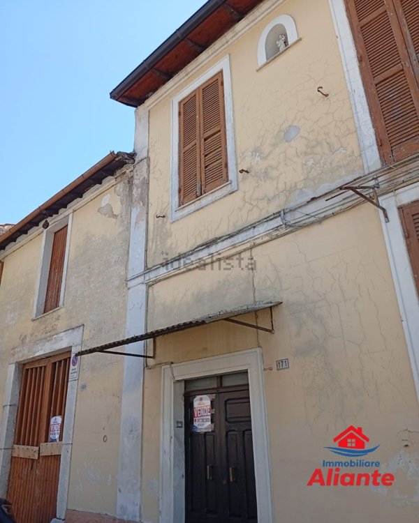 casa indipendente in vendita ad Avezzano in zona Caruscino