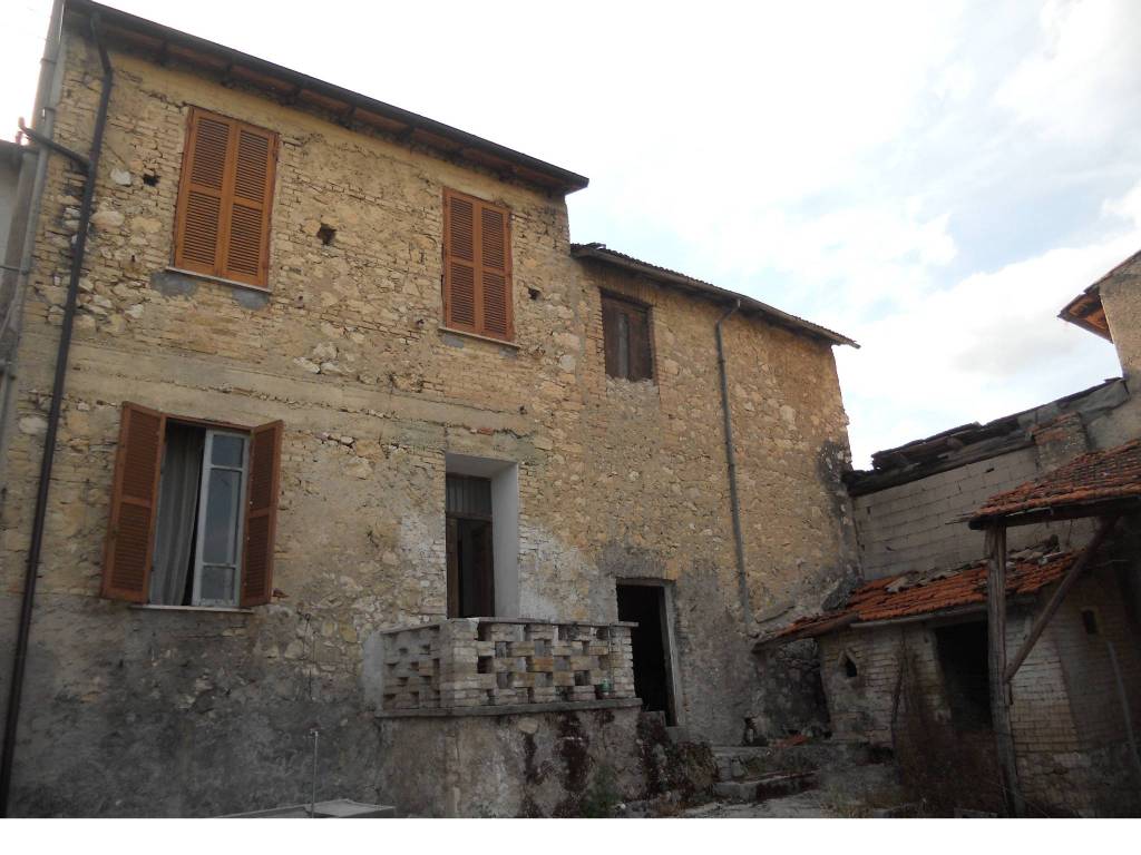 casa indipendente in vendita ad Avezzano in zona Caruscino