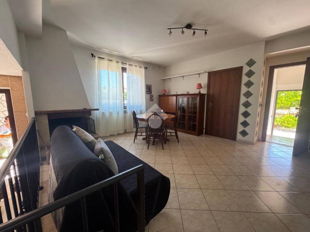 casa indipendente in vendita ad Avezzano in zona San Pelino