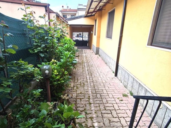 casa indipendente in vendita ad Avezzano in zona Caruscino