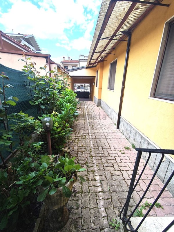 casa indipendente in vendita ad Avezzano in zona Caruscino