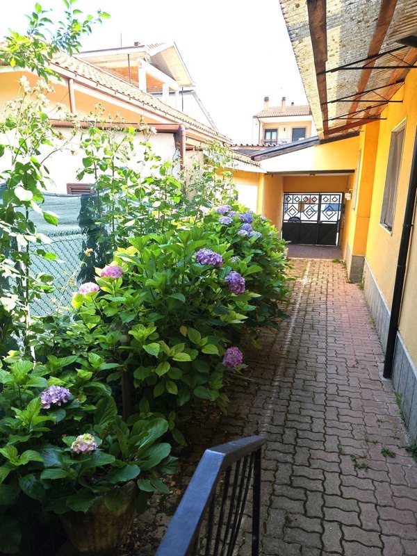 casa indipendente in vendita ad Avezzano in zona Caruscino
