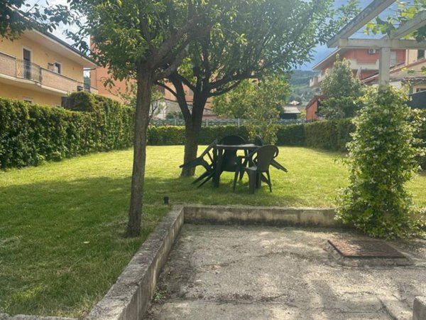 casa indipendente in vendita ad Avezzano in zona Caruscino