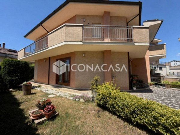 casa indipendente in vendita ad Avezzano in zona Caruscino