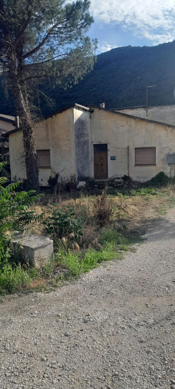 casa indipendente in vendita ad Avezzano in zona Caruscino