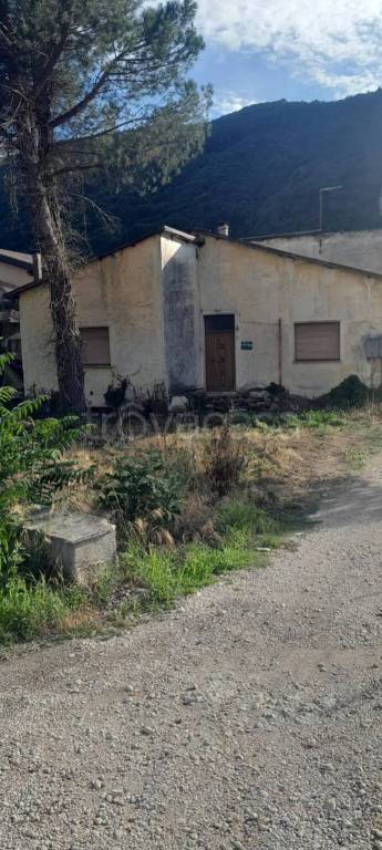 casa indipendente in vendita ad Avezzano in zona Caruscino