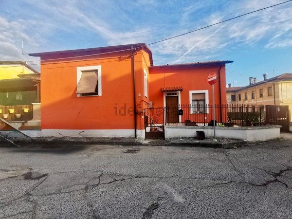 casa indipendente in vendita ad Avezzano in zona Caruscino