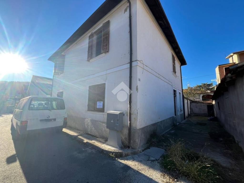 casa indipendente in vendita ad Avezzano in zona Caruscino