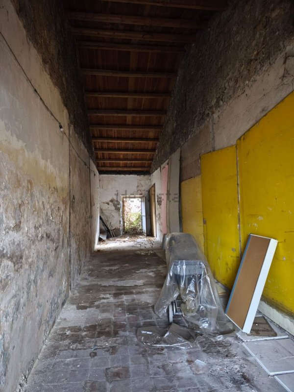 locale di sgombero in vendita ad Avezzano in zona Caruscino