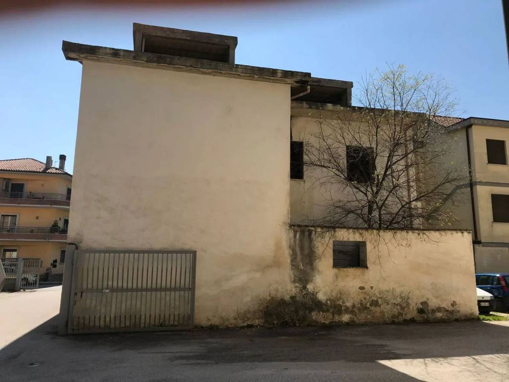 intera palazzina in vendita ad Avezzano in zona Caruscino