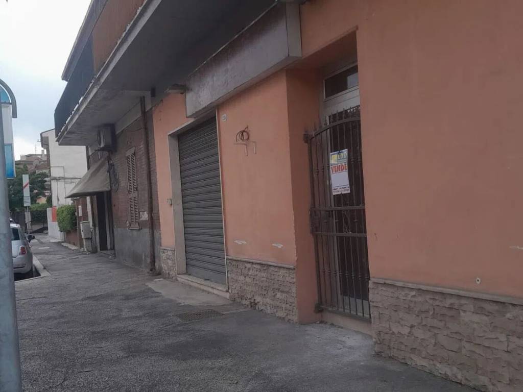 negozio in vendita ad Avezzano in zona Caruscino